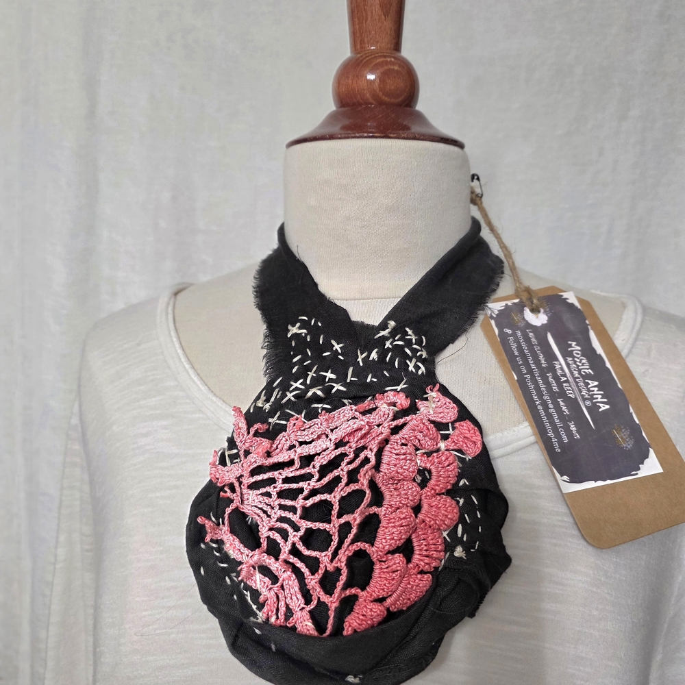 JABOT🩷 MOSSIE ANNA ARTISAN DESIGN NWT - Picture 2 of 11
